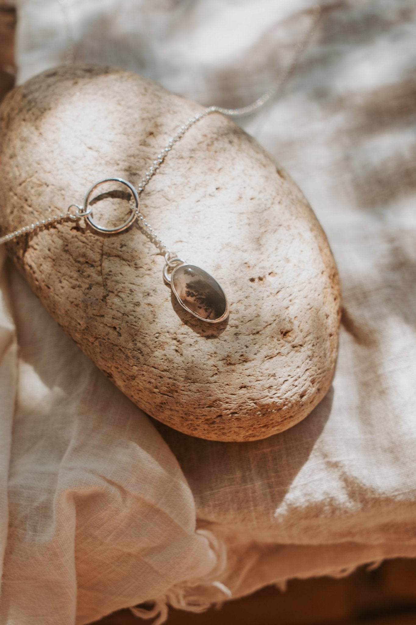 Dainty Lariat in Scenic Agate - Golden Road Crafted