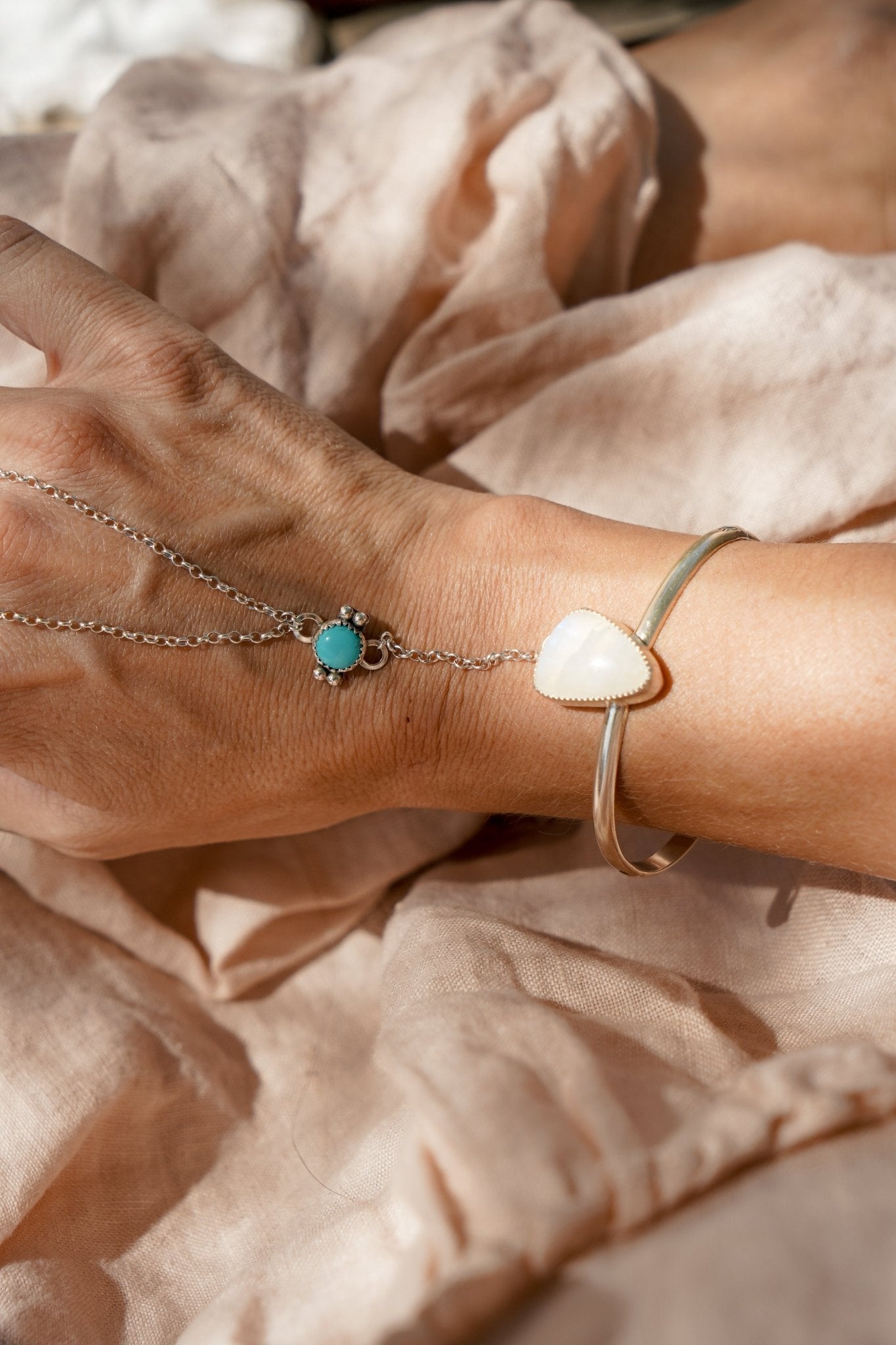 Hand - chain in Moonstone & Hubei Turquoise - Golden Road Crafted