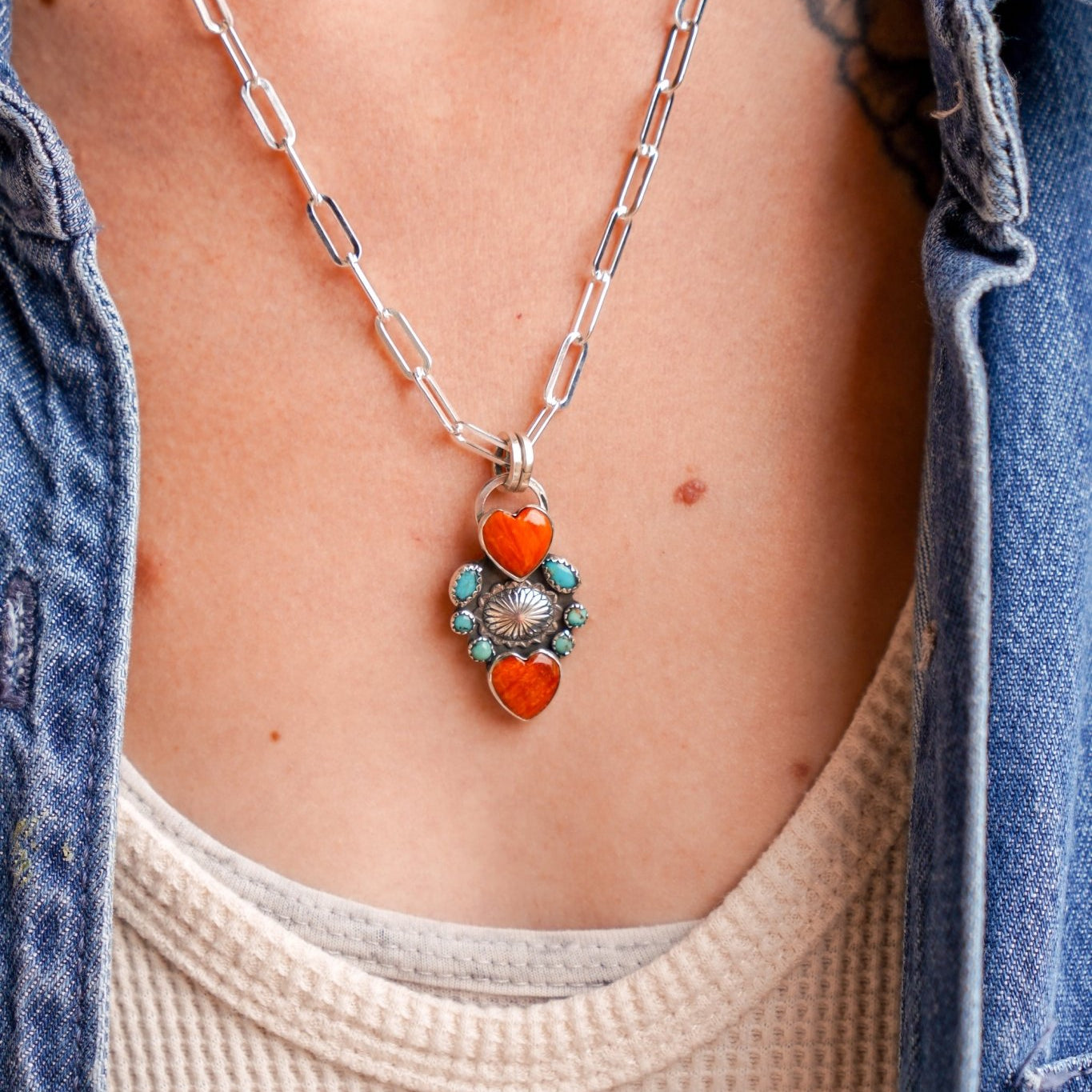 Pendant in Spiny Oyster & Hubei Turquoise - Golden Road Crafted