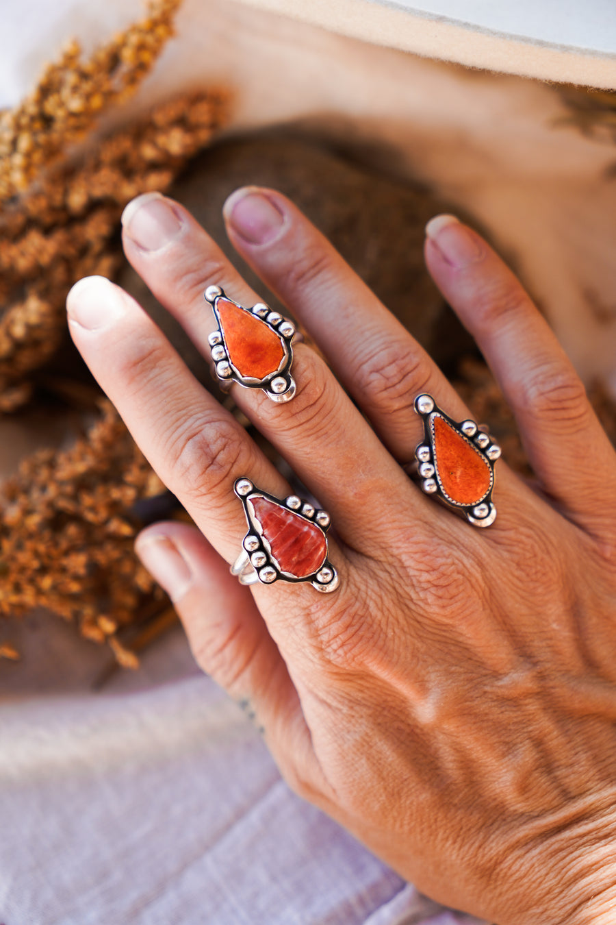The Aurora Ring in Spiny Oyster (Size 6)